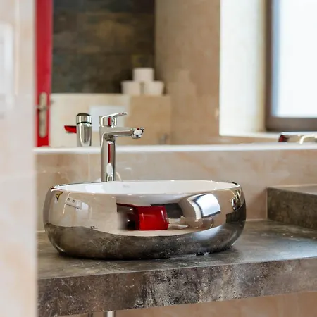 Zamocek Mraznica מלון *